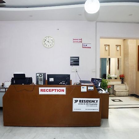 Отель J P Residency Большая Нойда Экстерьер фото